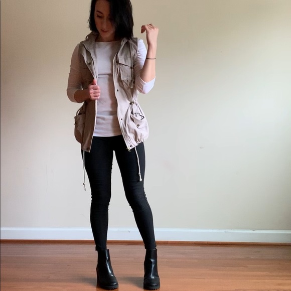 Taupe hooded vest with White basic quarter sleeve - Picture 3 of 8